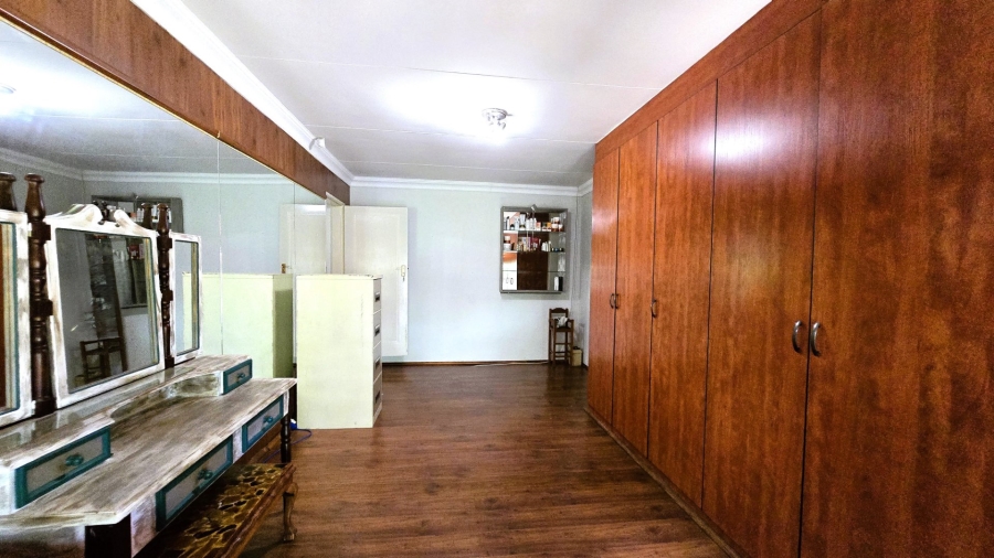 5 Bedroom Property for Sale in Faerie Glen Gauteng