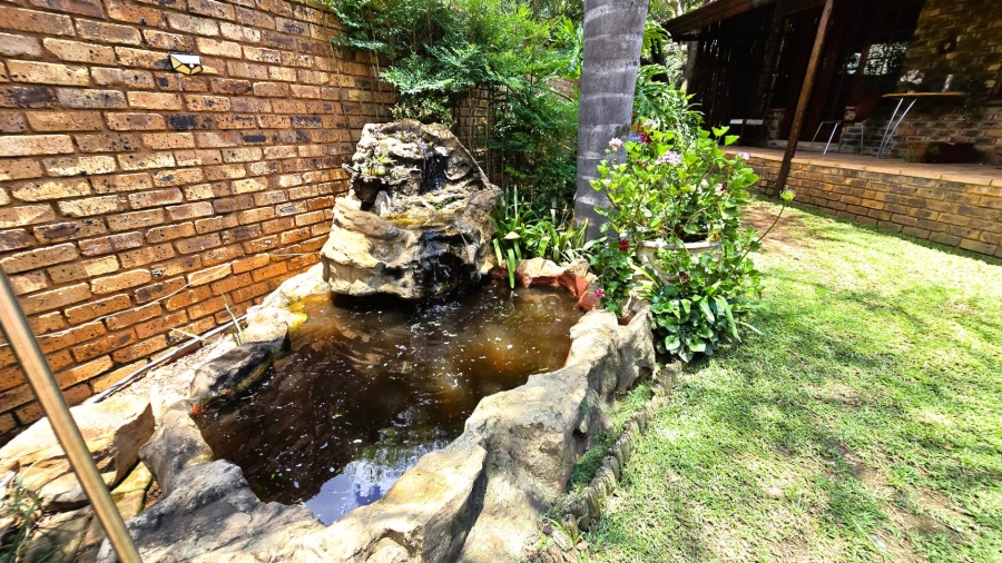 5 Bedroom Property for Sale in Faerie Glen Gauteng