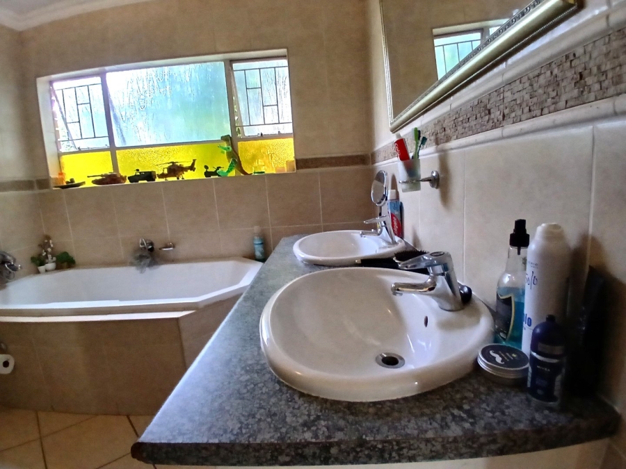 3 Bedroom Property for Sale in Eldoraigne Gauteng