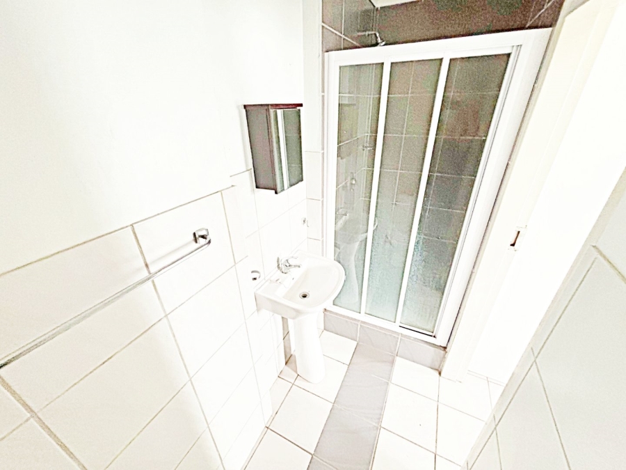 1 Bedroom Property for Sale in Die Hoewes Gauteng