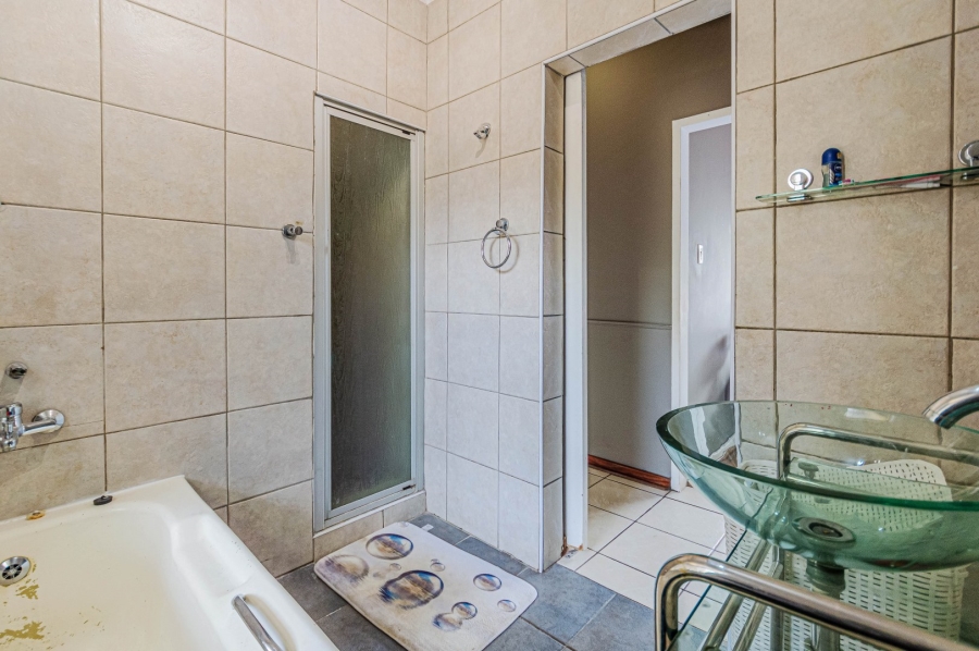 To Let 5 Bedroom Property for Rent in Randhart Gauteng