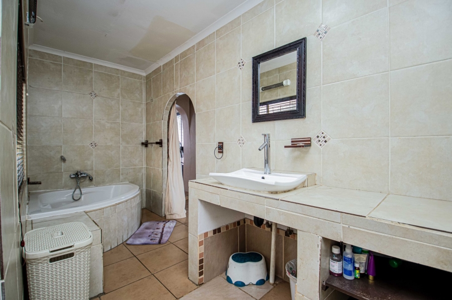 To Let 5 Bedroom Property for Rent in Randhart Gauteng