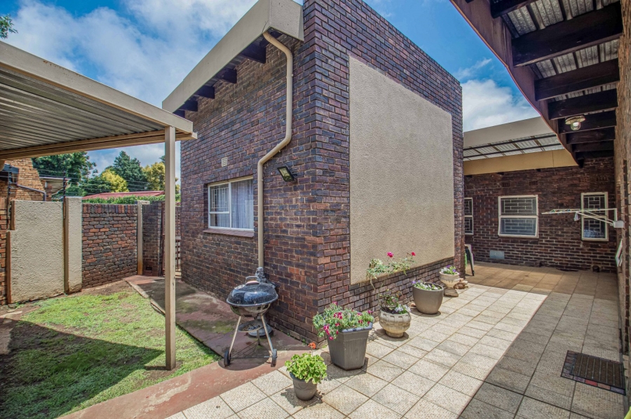 To Let 5 Bedroom Property for Rent in Randhart Gauteng