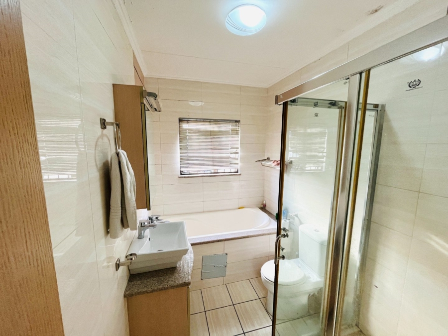 2 Bedroom Property for Sale in Noordwyk Gauteng