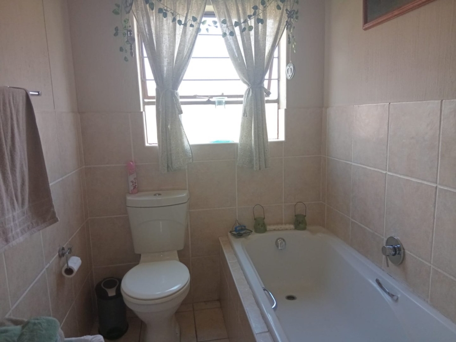 2 Bedroom Property for Sale in Noordheuwel Gauteng