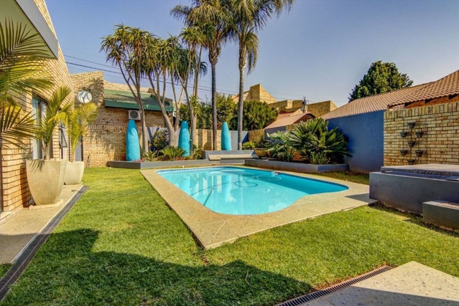 6 Bedroom Property for Sale in Glen Marais Gauteng