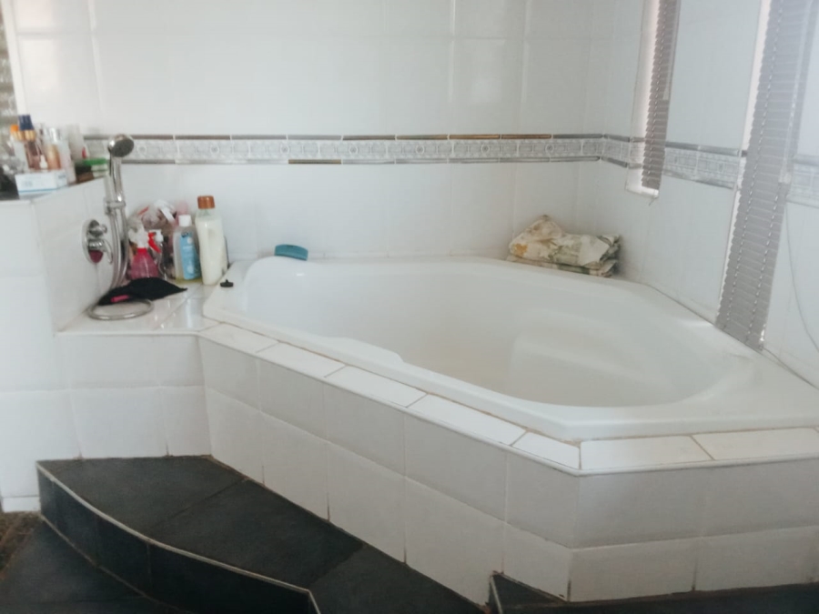 4 Bedroom Property for Sale in Oakdene Gauteng