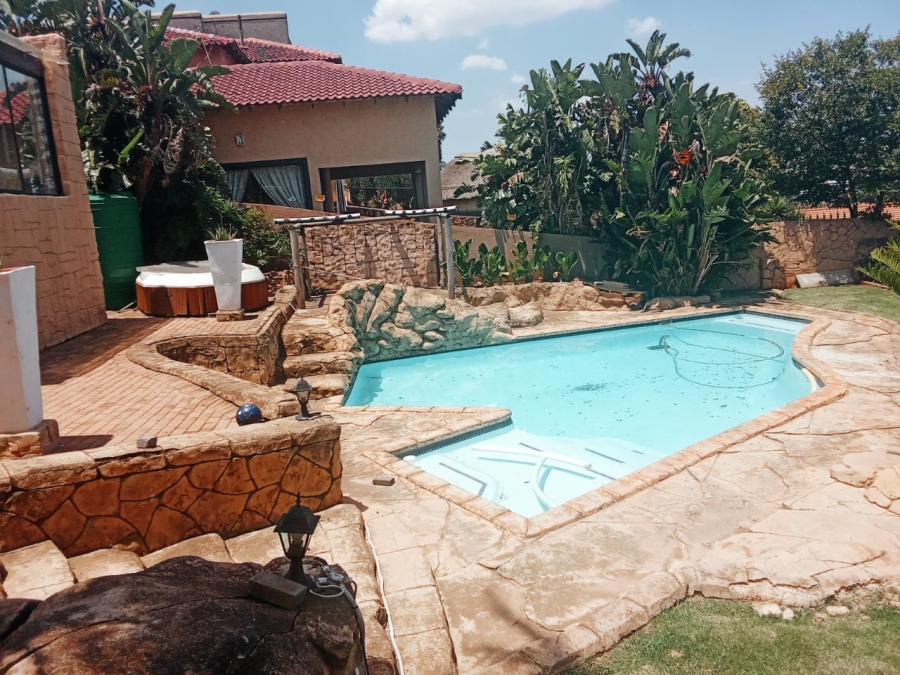 4 Bedroom Property for Sale in Oakdene Gauteng