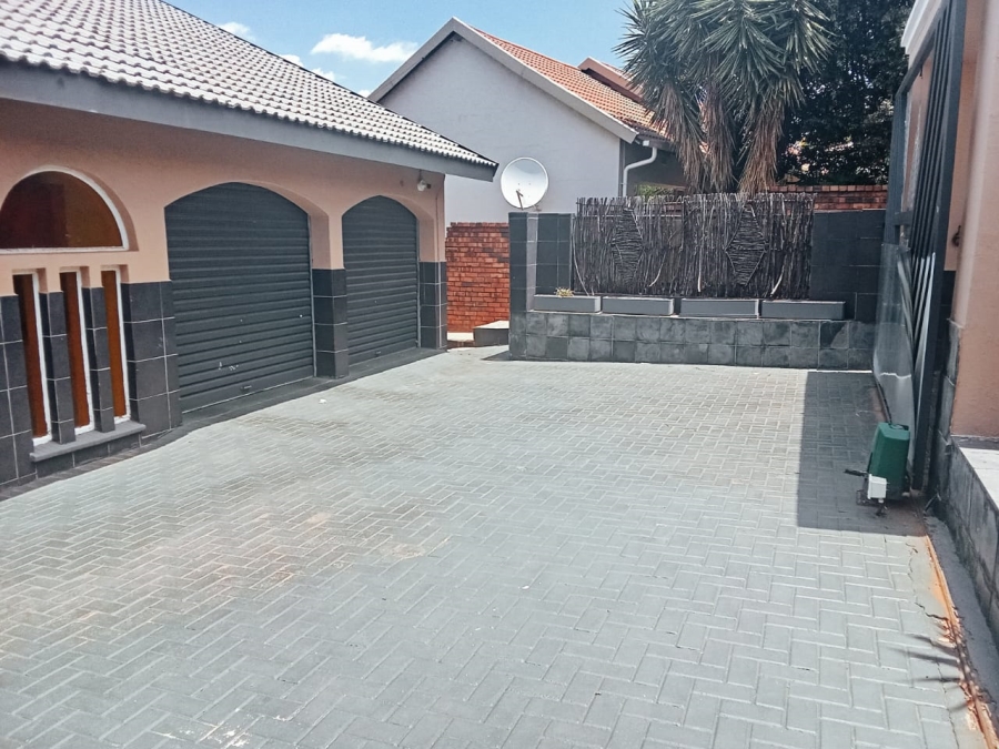 4 Bedroom Property for Sale in Oakdene Gauteng