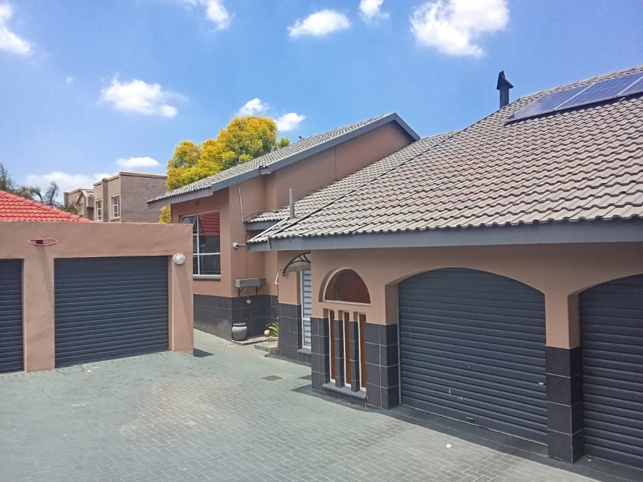 4 Bedroom Property for Sale in Oakdene Gauteng