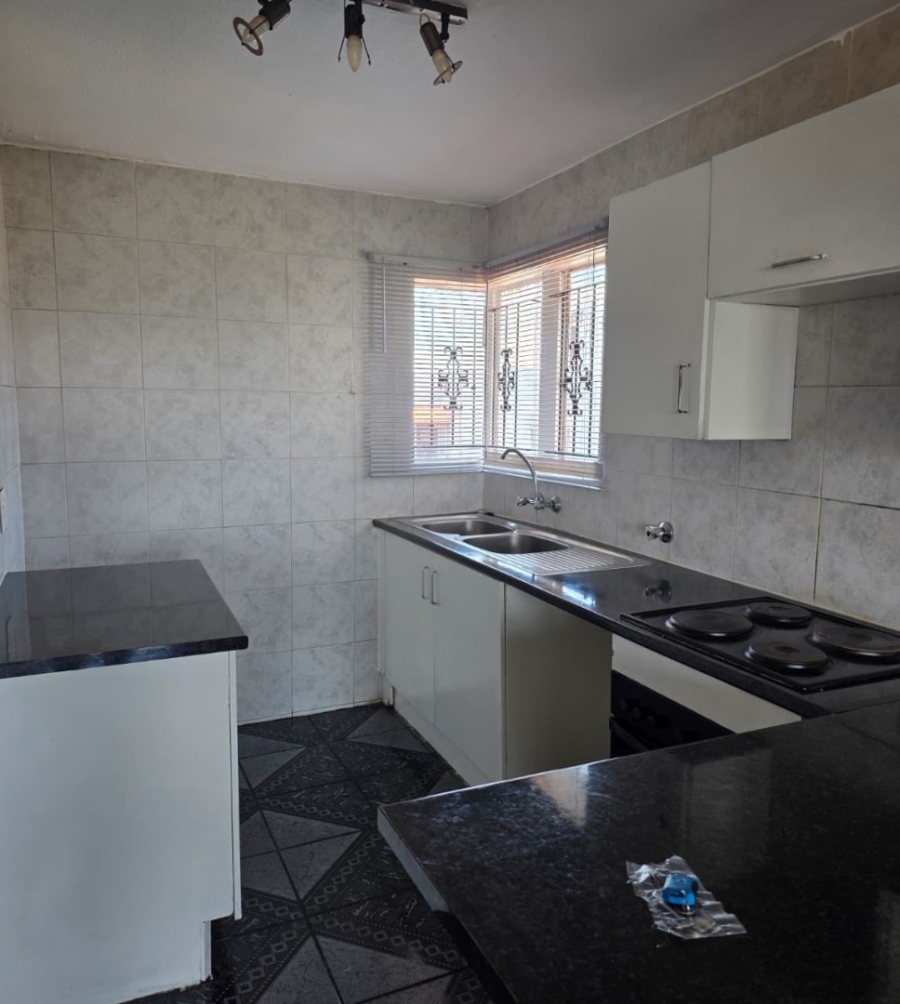 To Let 2 Bedroom Property for Rent in Ridgeway Gauteng