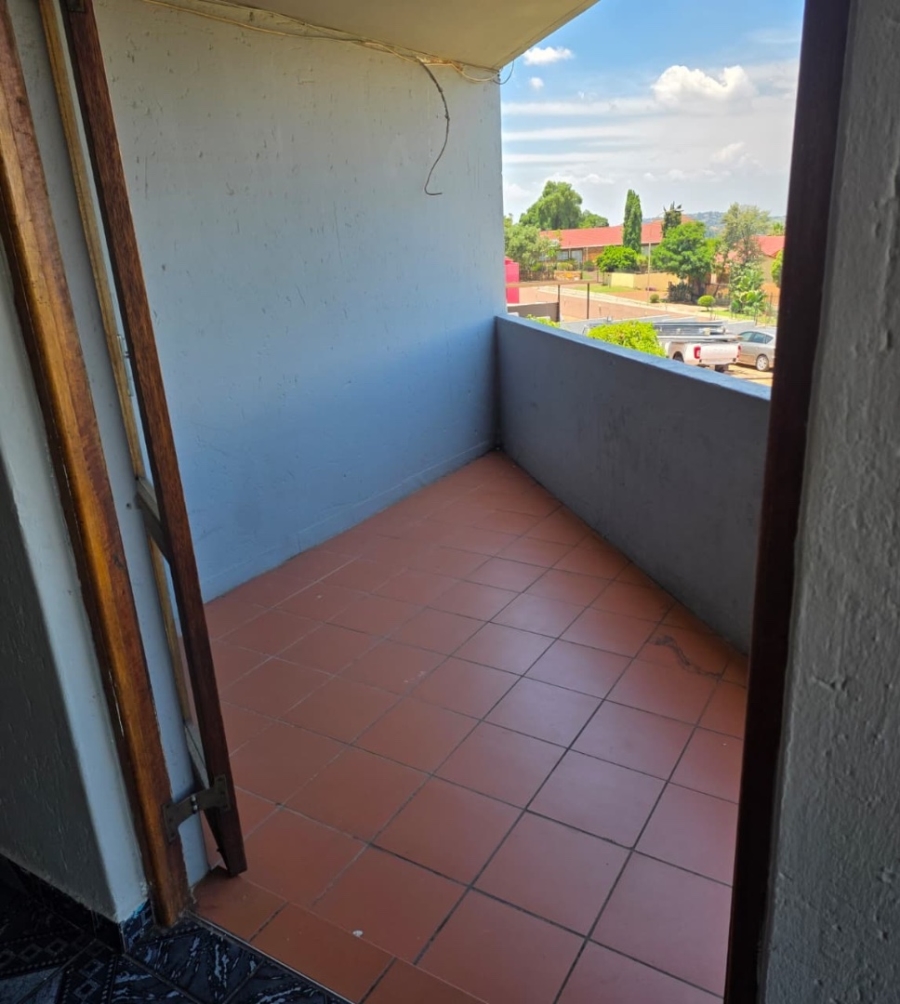 To Let 2 Bedroom Property for Rent in Ridgeway Gauteng