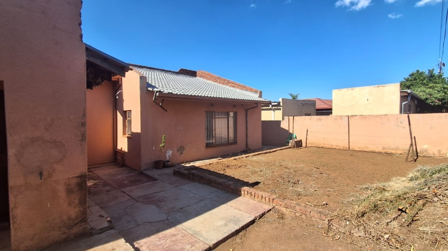 To Let 4 Bedroom Property for Rent in Soshanguve BB Gauteng