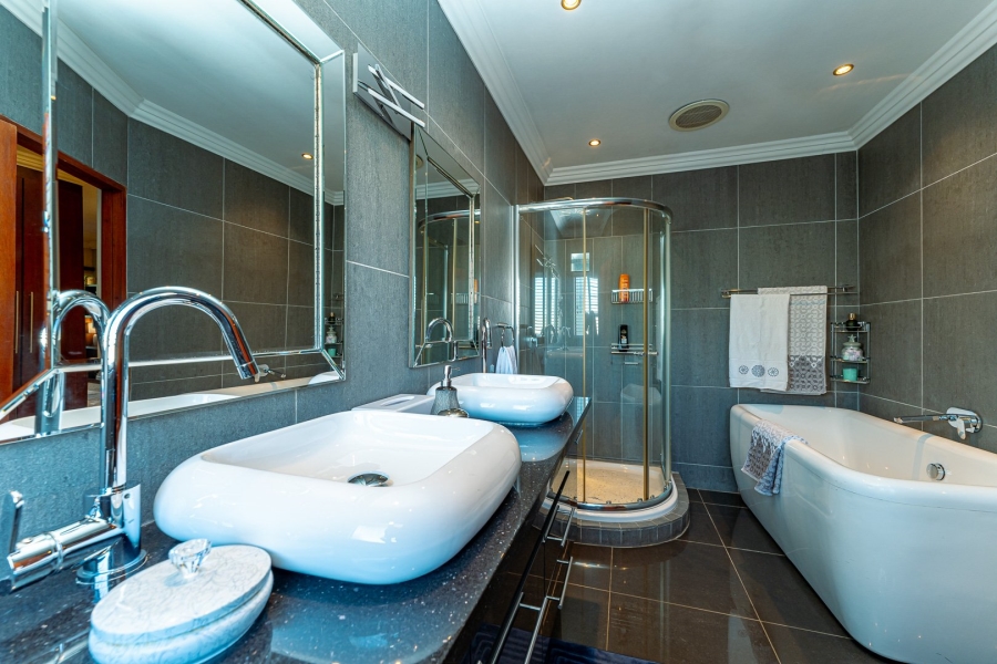 5 Bedroom Property for Sale in Helderkruin Gauteng