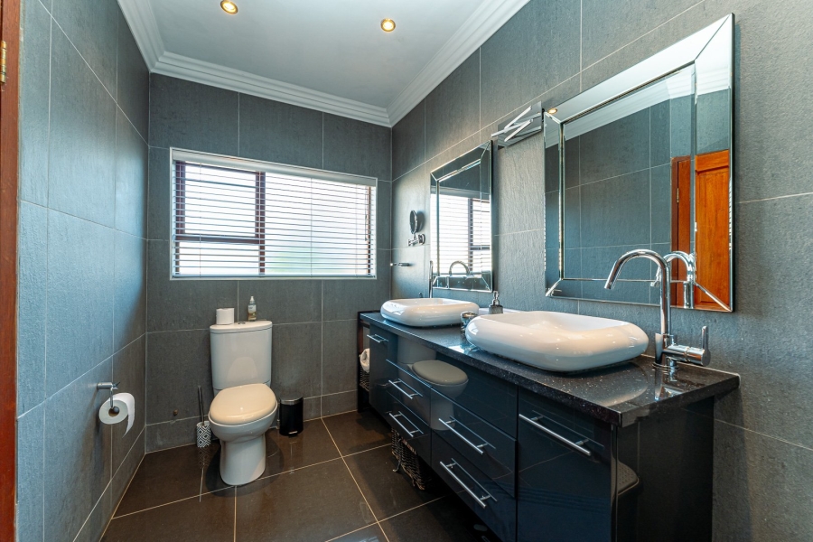 5 Bedroom Property for Sale in Helderkruin Gauteng