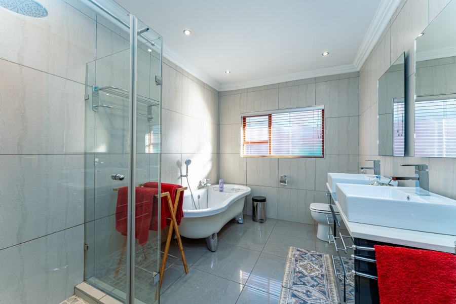 5 Bedroom Property for Sale in Helderkruin Gauteng