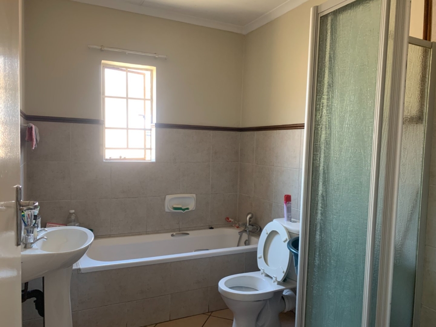 To Let 2 Bedroom Property for Rent in Monavoni Gauteng