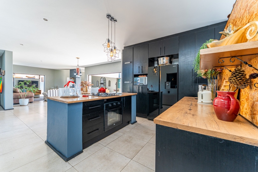 5 Bedroom Property for Sale in Wildtuinpark Gauteng