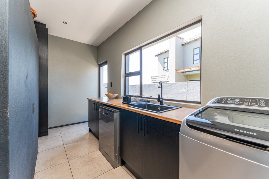 5 Bedroom Property for Sale in Wildtuinpark Gauteng