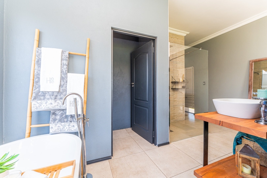 5 Bedroom Property for Sale in Wildtuinpark Gauteng