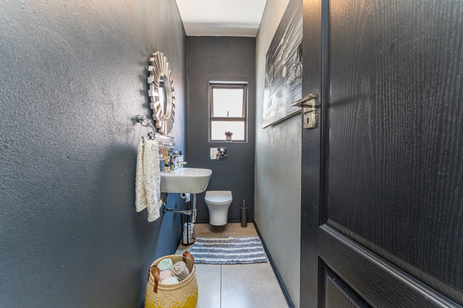 5 Bedroom Property for Sale in Wildtuinpark Gauteng