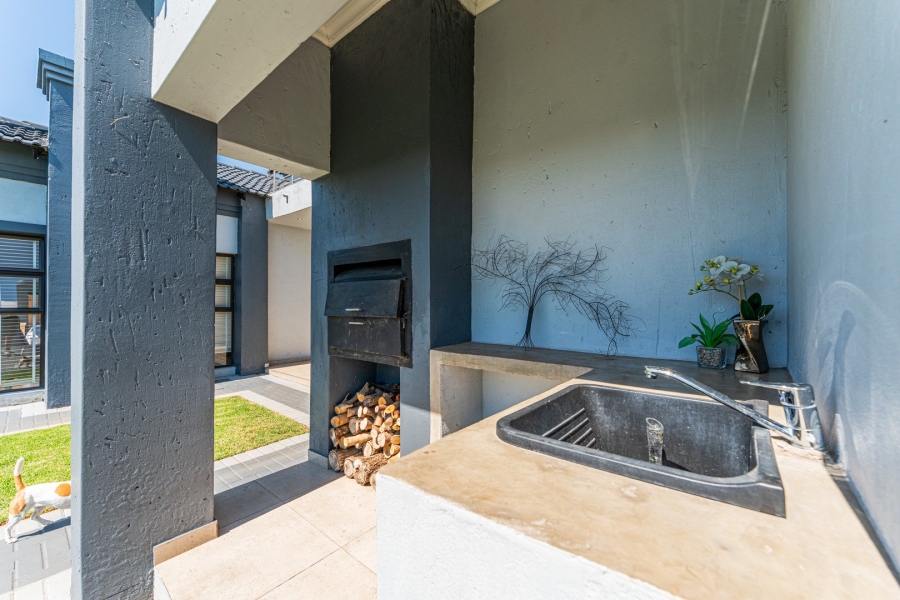 5 Bedroom Property for Sale in Wildtuinpark Gauteng