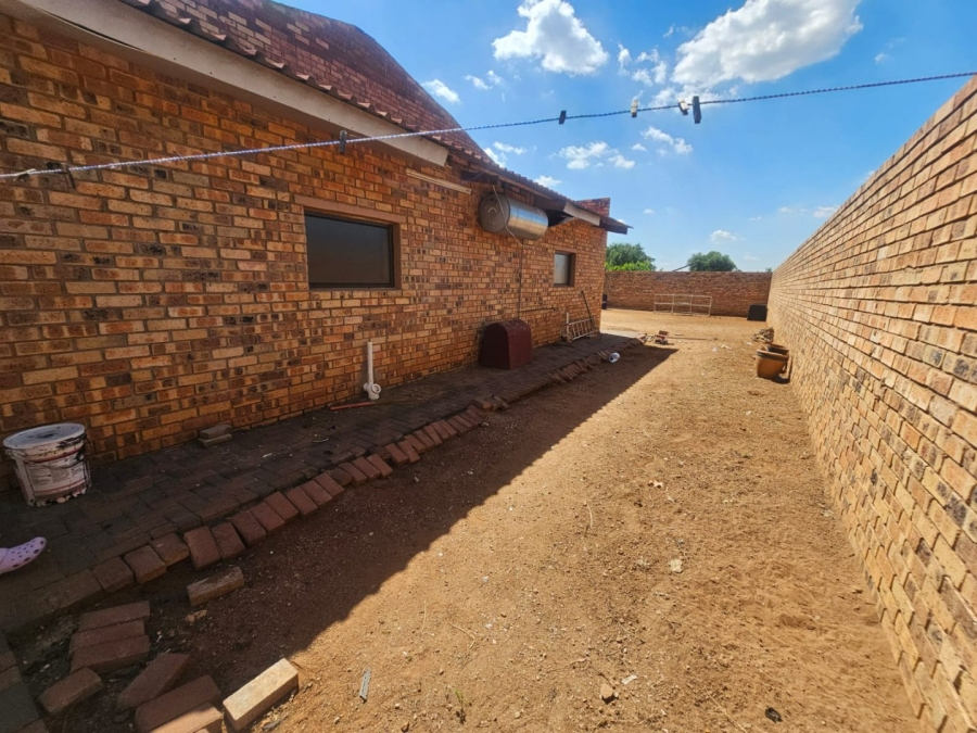 To Let 3 Bedroom Property for Rent in Raslouw Gauteng