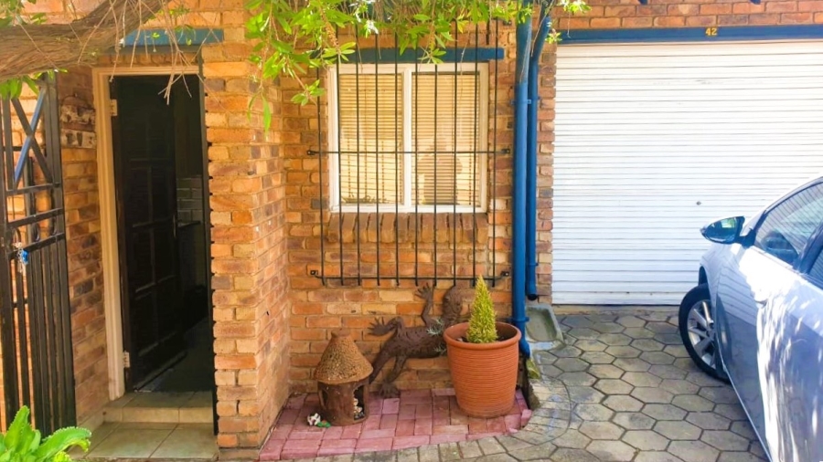 To Let 3 Bedroom Property for Rent in Rooihuiskraal Gauteng
