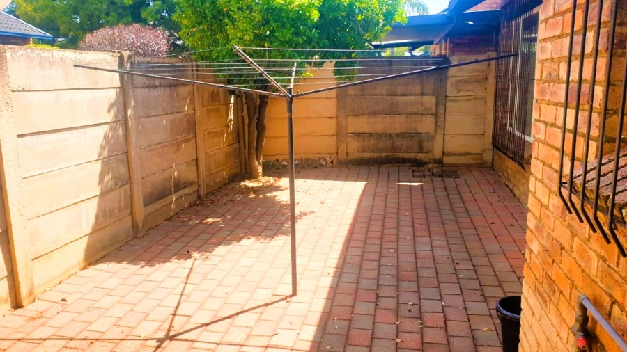 To Let 3 Bedroom Property for Rent in Rooihuiskraal Gauteng