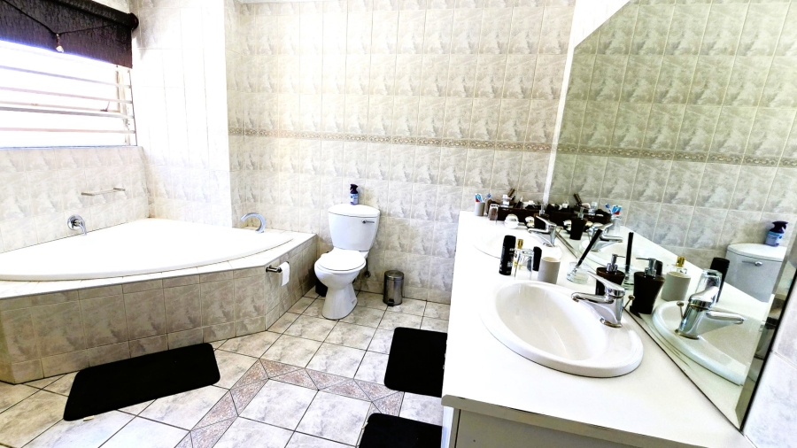  Bedroom Property for Sale in Brummeria Gauteng