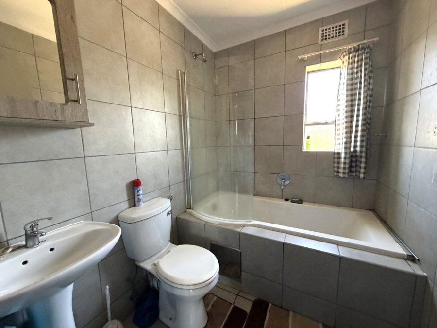 2 Bedroom Property for Sale in Heuweloord Gauteng