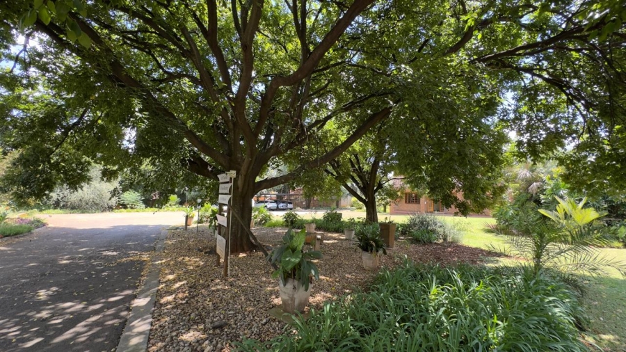 Commercial Property for Sale in Die Hoewes Gauteng