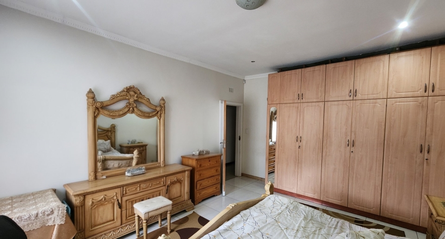 5 Bedroom Property for Sale in Cyrildene Gauteng