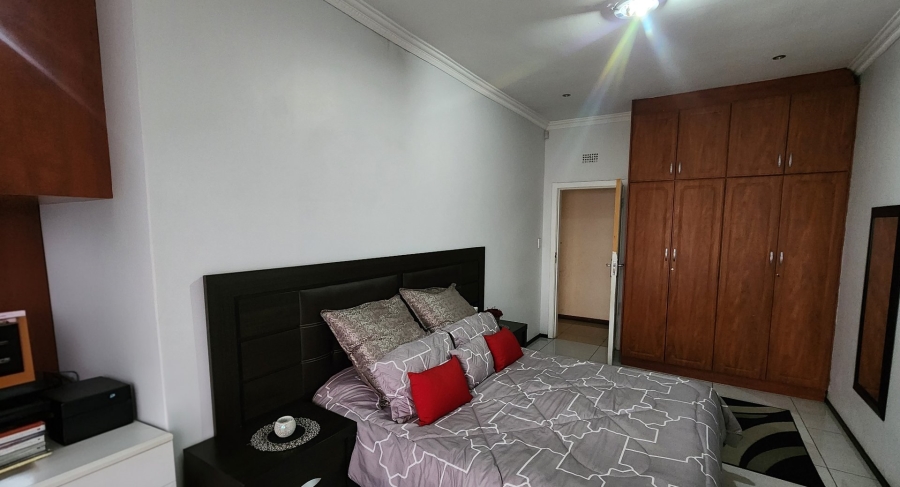 5 Bedroom Property for Sale in Cyrildene Gauteng