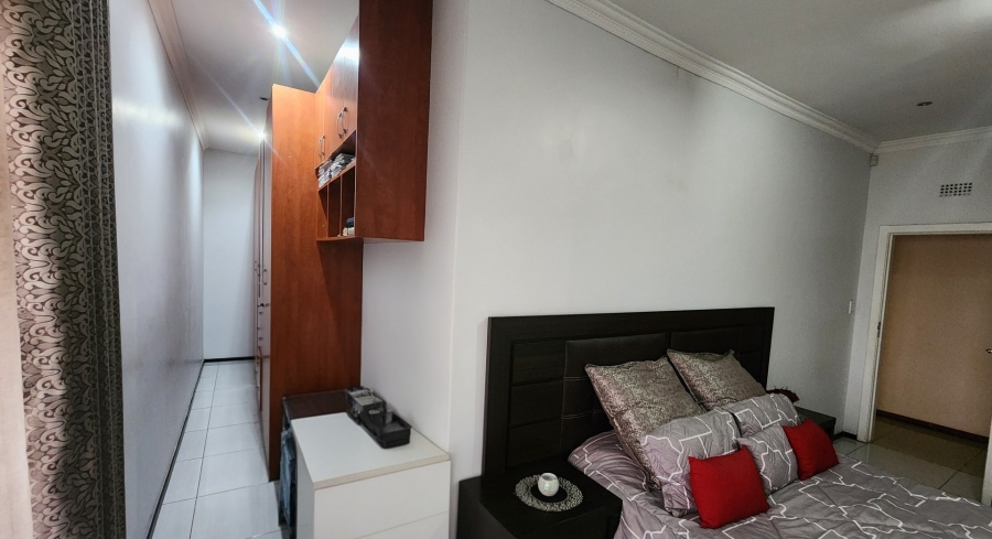 5 Bedroom Property for Sale in Cyrildene Gauteng