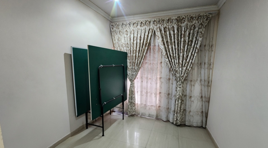 5 Bedroom Property for Sale in Cyrildene Gauteng