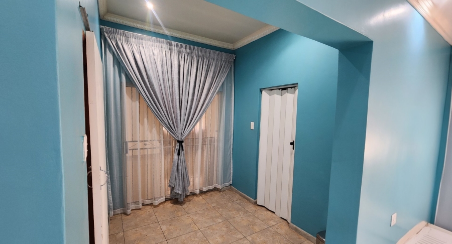 5 Bedroom Property for Sale in Cyrildene Gauteng