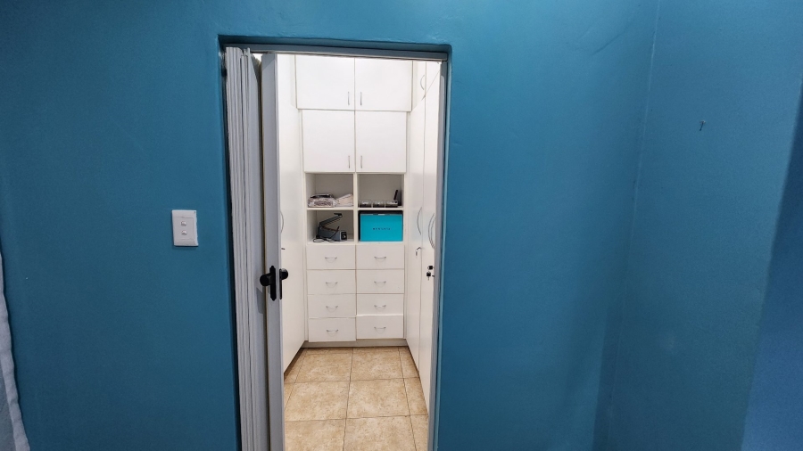 5 Bedroom Property for Sale in Cyrildene Gauteng