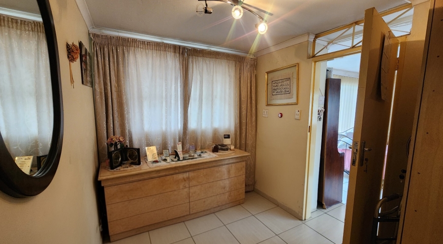 5 Bedroom Property for Sale in Cyrildene Gauteng