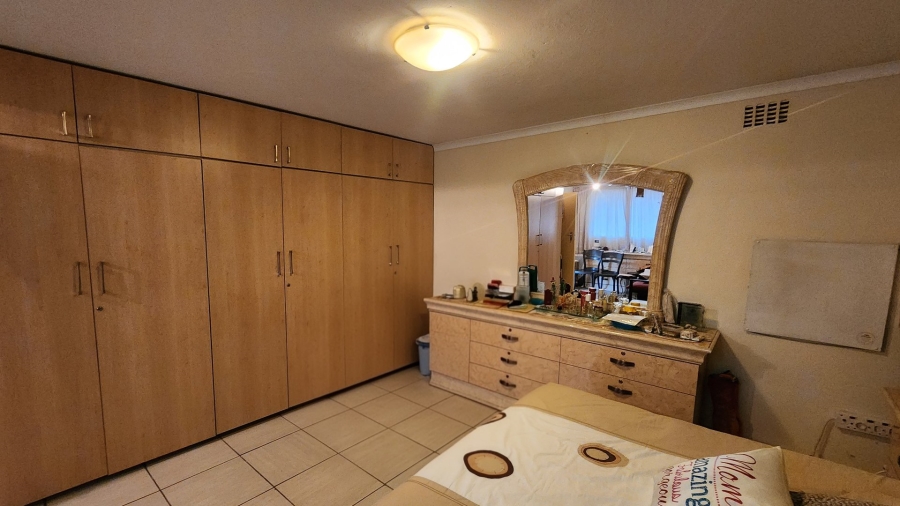 5 Bedroom Property for Sale in Cyrildene Gauteng