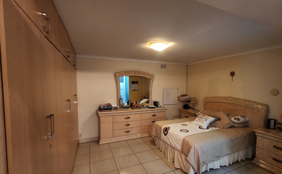 5 Bedroom Property for Sale in Cyrildene Gauteng