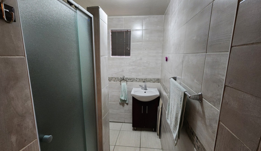 5 Bedroom Property for Sale in Cyrildene Gauteng