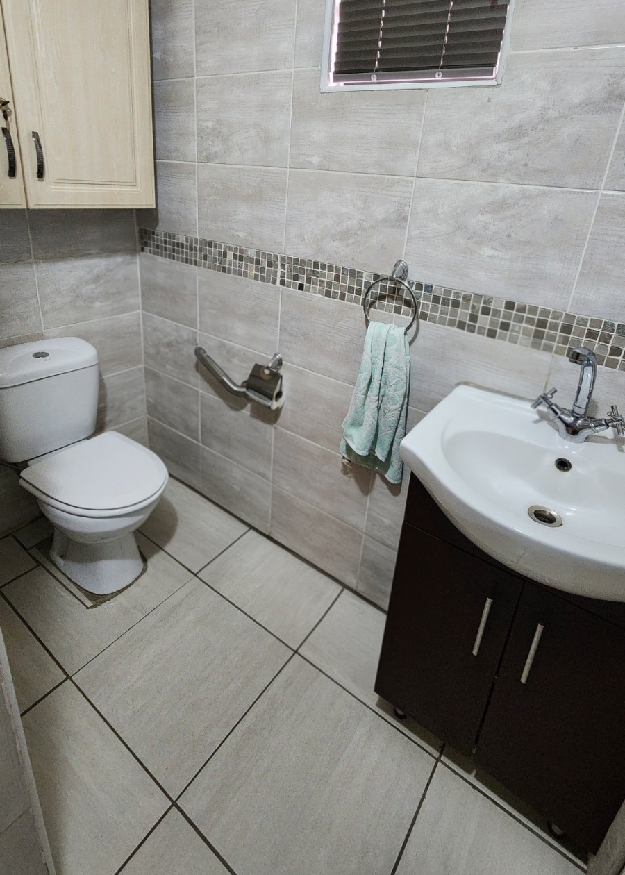 5 Bedroom Property for Sale in Cyrildene Gauteng