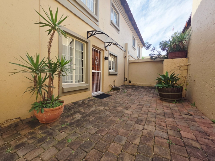 2 Bedroom Property for Sale in La Montagne Gauteng
