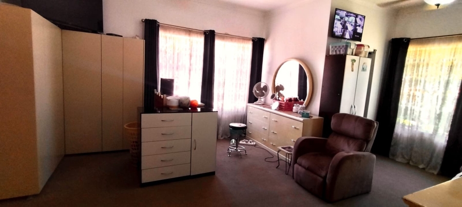 5 Bedroom Property for Sale in Selection Park Gauteng