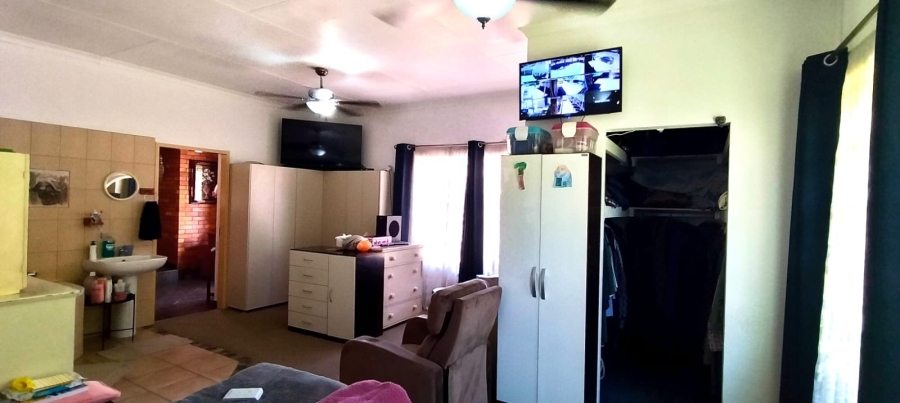 5 Bedroom Property for Sale in Selection Park Gauteng