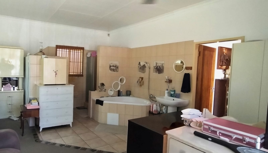 5 Bedroom Property for Sale in Selection Park Gauteng