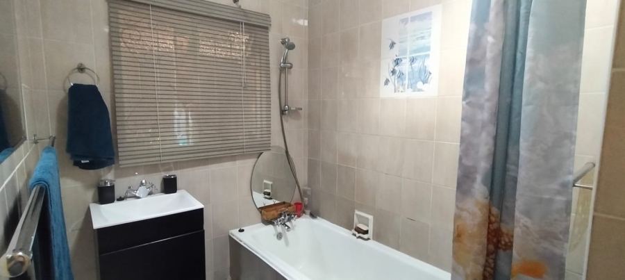 5 Bedroom Property for Sale in Selection Park Gauteng