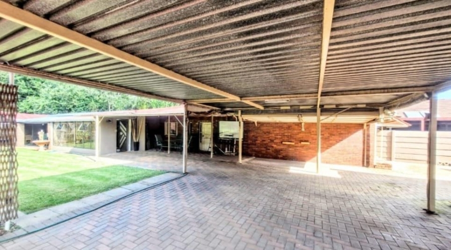 5 Bedroom Property for Sale in Selection Park Gauteng
