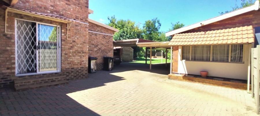 5 Bedroom Property for Sale in Selection Park Gauteng